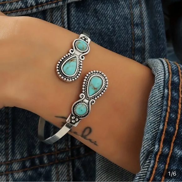 Western Style Turquoise Bracelet - Picture 3 of 3